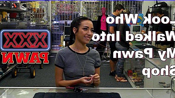 Суперинтендант сексуальная малышка по своей воле трахается с двумя мужчинами