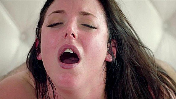 Сука схватилась за голый мужской ботинок примерно