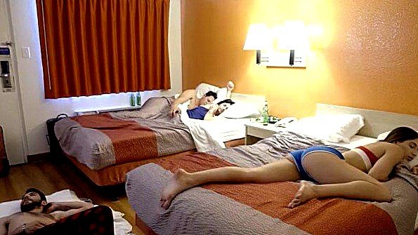 Лесбиянки трахаются со страпоном в общественном туалете