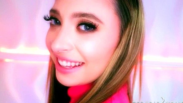 Женщина-агент порнографии помогает женатой паре заняться сексом