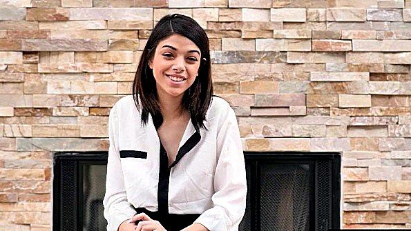 Парень несет мисс, чтобы раздеть ее и заняться с ней сексом