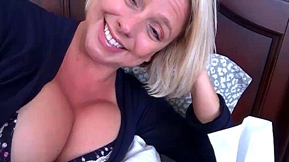 Сын очень активно принуждает свою мать к сексу с богатой женщиной