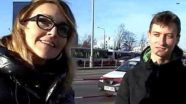 Взрослая женщина не смогла устоять и согласилась, чтобы богатый человек кончил ей в пизду