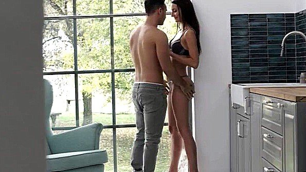 Возбужденная кокетка жадно трахает своего кавалера