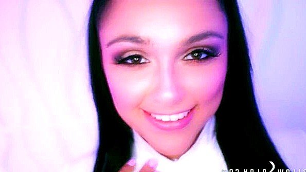 Молодая женщина занимается сексом с мускулистым мужчиной в машине