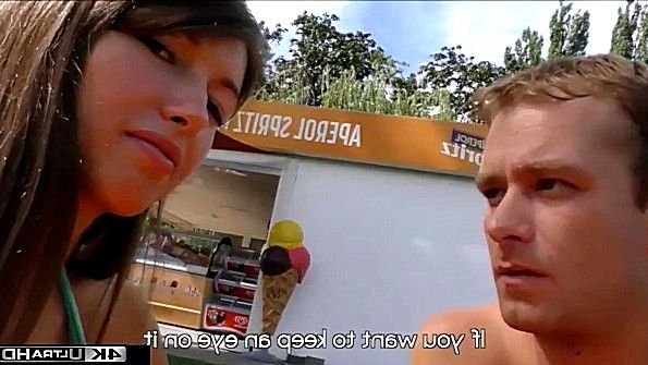 Синяя мисс в чулках наслаждается жестким сексом