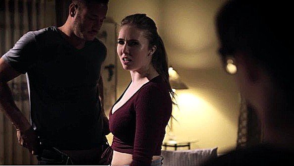 Две японки, богатые люди, страстно занимаются сексом в общественном туалете