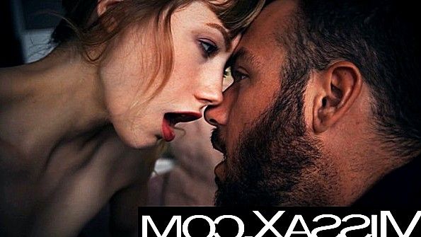 Распутная латексная горничная возвращает порцию в запое