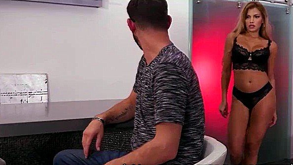 Мастурбирует и смотрит, как ее подруга трахается с парнем