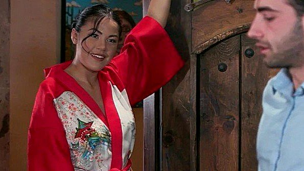 Взрослая женщина с большой радостью трахается с двумя мужчинами