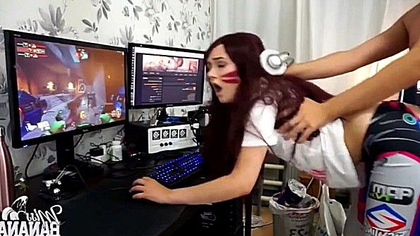 Мамаша уложила парня в постель и воспользовалась его резиновым башмаком