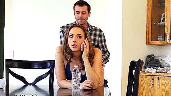 Большой член парня прокалывает анальное отверстие