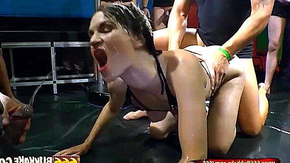 Загорелая красотка использует вибратор. Секс от первого лица