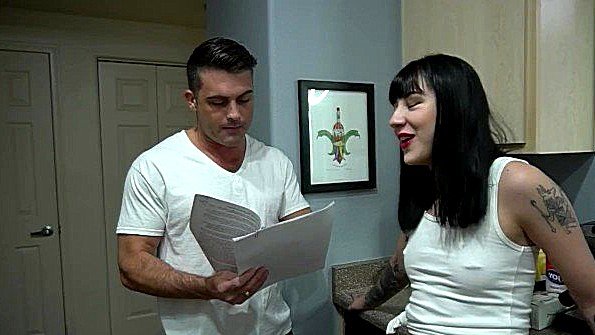 Шлюха в чулках пытается трахнуть себя дилдо