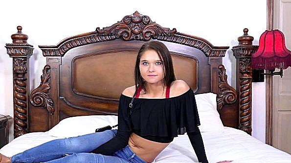 Пышногрудая пленница мастурбирует в своей камере