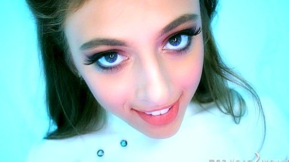 Великолепная замужняя женщина трахается с двумя мужчинами ради самого популярного клипа