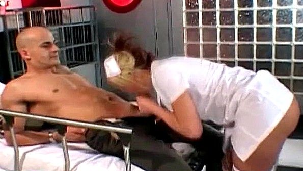 Сестренка похотливо ласкает фаллос брата