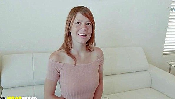 Мастурбирует в солярии и не стесняется, возбужденно кончает