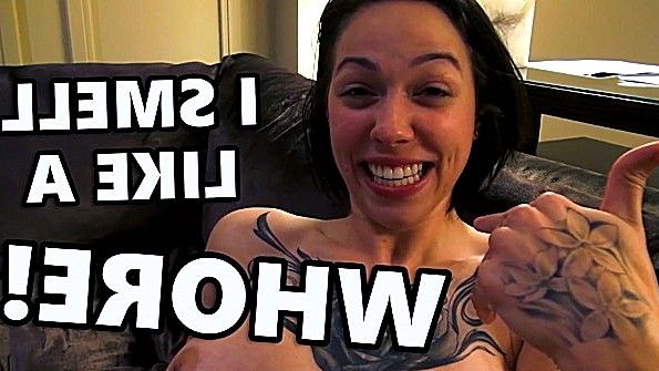 Он сжимает в руках фотокамеру и активно мастурбирует