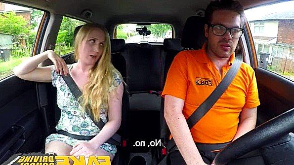 Он засунул свой член глубоко в задницу этой сучки-потомка