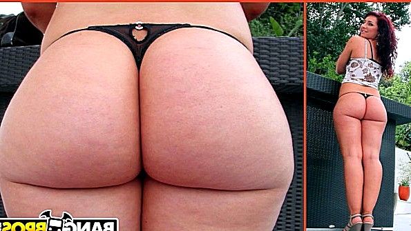 Пышногрудая блондинка отдалась двум джентльменам