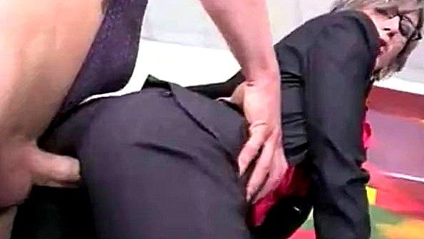 Она снимает трусики и ласкает свою небритую пизду