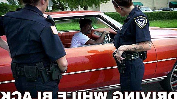 Великолепная брюнетка активно занимается сексом в машине