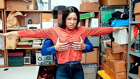 Он снял с кокетки короткие штанишки и спал с ней, пока она не кончила