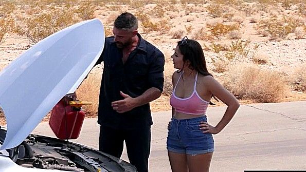 Красавица возвращается в душ и ласкает себя пальцем