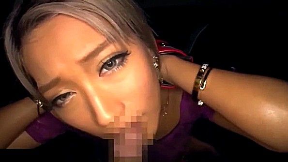 Сучка с огромной задницей красуется перед веб-камерой