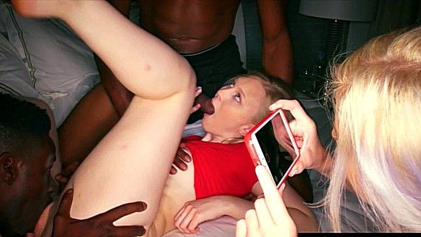 Девочка из «Генри Суит» катается на скачках своего отца и трахается