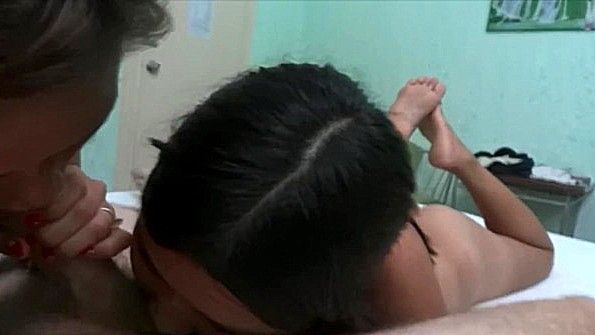 Кокетка мастурбирует с помощью вибратора и испытывает естественное наслаждение