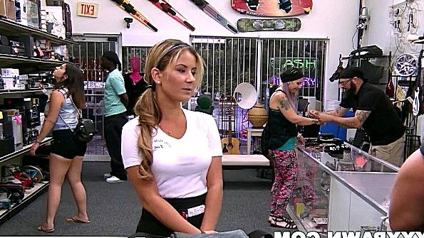 Чернокожий мужчина сосет член взрослой женщины в ванной