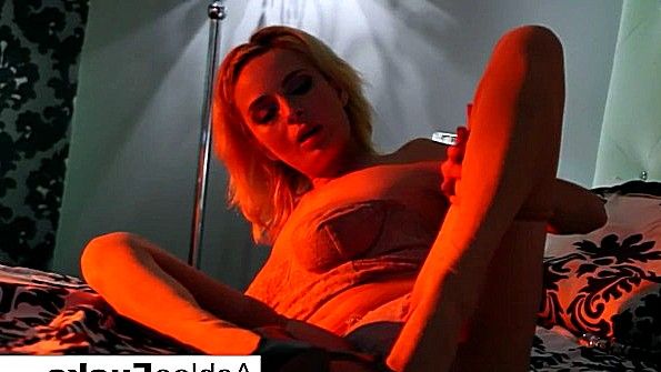 Развращенная взрослая женщина трахает чернокожего парня в задницу