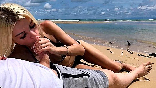 Кокетливая взрослая женщина с бритой пиздой надеется переспать с ней