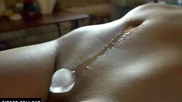 Она сосёт член и жадно спит с ним ради удовольствия