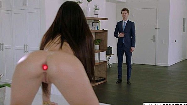 Домохозяйка активно сосёт член своего мужа