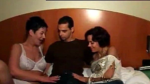 Суку принуждают сосать большой фаллос чувака