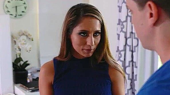 Возбужденная кокетка с энтузиазмом трахает парня