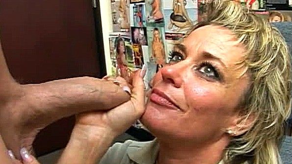 Японская женщина застукала друг друга в порнографическом дайджесте