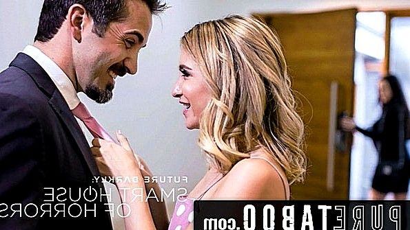 Две девушки спят вместе с чернокожим парнем в заднице на улице