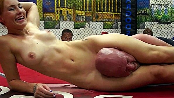 Блондинка кричит от интенсивного секса с чернокожим парнем