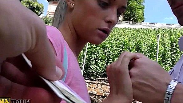 Развратная блондинка трахается в машине