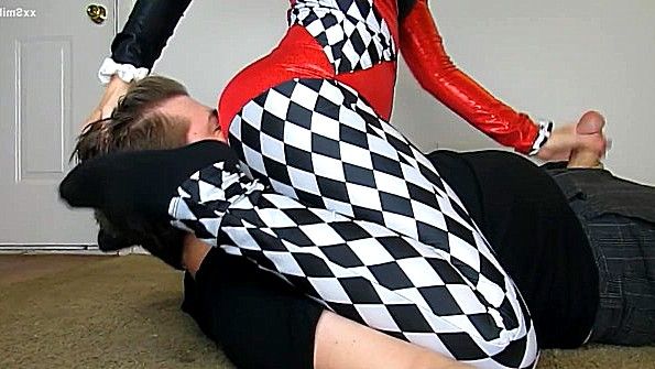 Мать надела резинку на половой член своего сына и сосала ему член