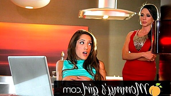 Возбужденная секретарша трахает своего бригадира в задницу