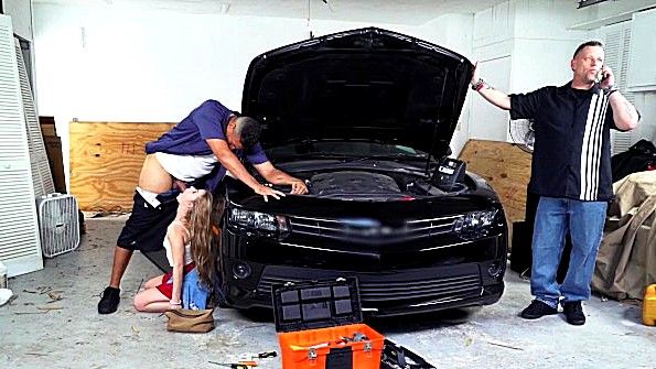 Она соблазняет своего мужа заправкой для салата и занимается с ним сексом