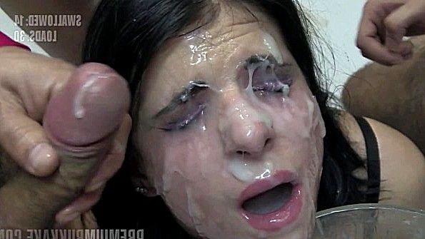 Она лежит в постели и ласкает свою пизду вибратором