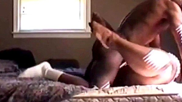 Рыжая девчонка трахается с парнем, а ее мужу нет места