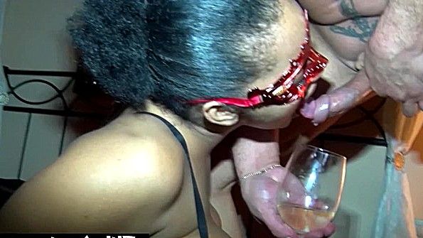 Красавица сняла одежду в такси и устроила классную фотосессию с парнем