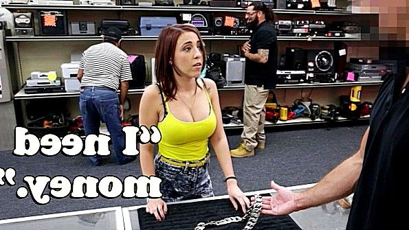 Японская стриптизерша мастурбирует, следуя за шестом